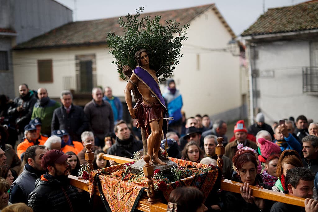 Aunque la iglesia se ha lavado las manos de tal vínculo, el motivo de este patronato tal vez se base en un gusto y afición a la belleza corporal masculina perseguida no sólo por la comunidad gay sino también por artistas a través de la historia.