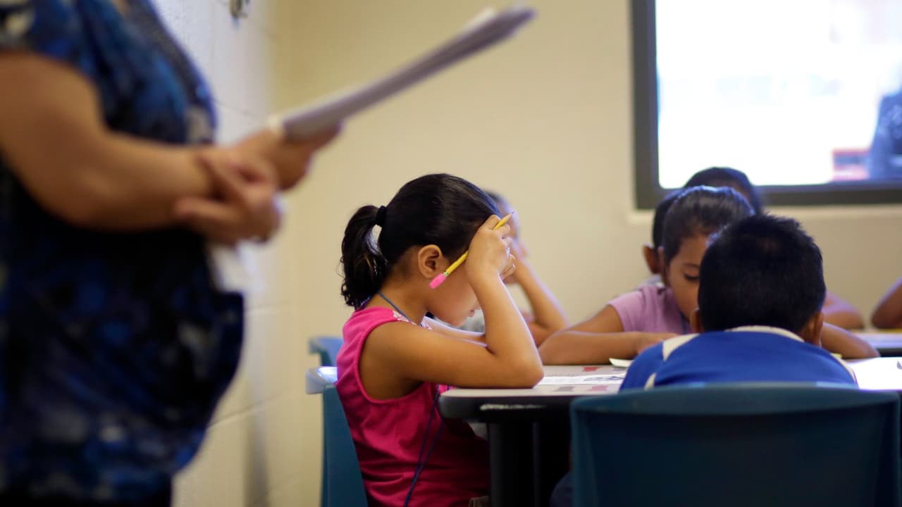 "Prohibidos los mexicanos": los incidentes de odio también aumentan entre niños, pero las escuelas aún no saben cómo actuar