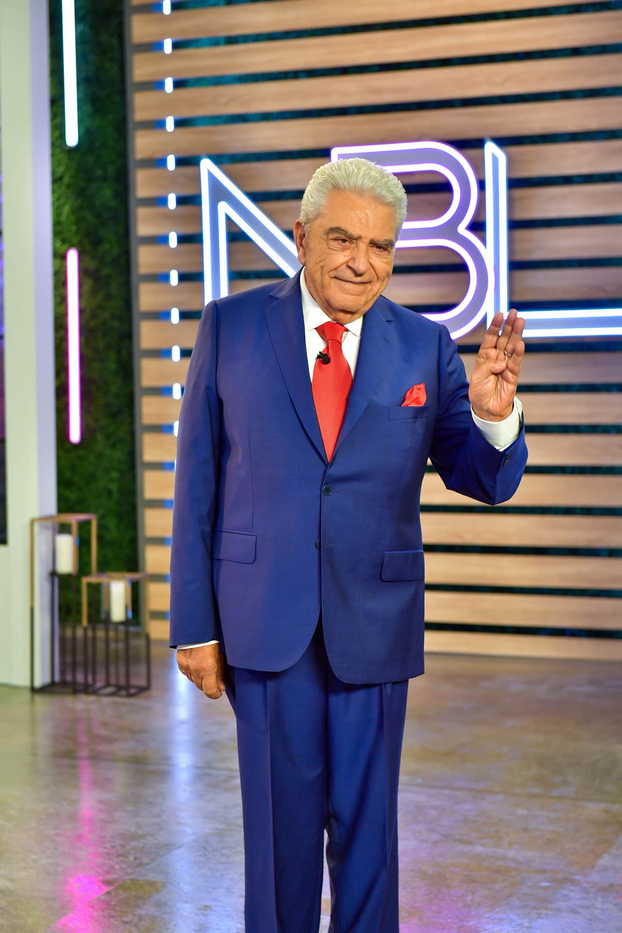 <b>Don Francisco</b> también apoyó a las participantes en sus desafíos y fiel a su costumbre lo vimos vestir un elegante traje azul con corbata y pañuelos rojos y una camisa blanca.