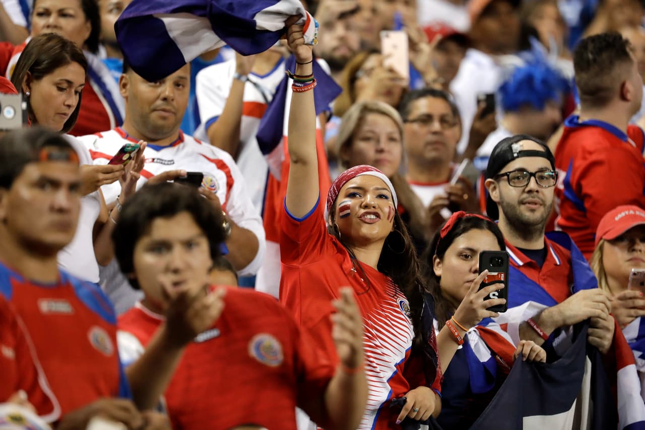 La primera fecha comenzó el 7 de julio en el Red Bull Arena de Harrison, Nueva Jersey, adonde miles de aficionadas ticas y catrachas fueron a animar a sus equipos para el clásico centroamericano.