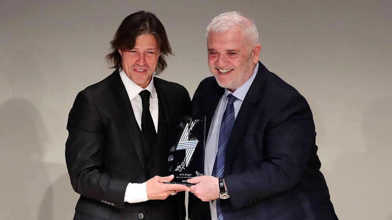 Matías Almeyda, el mejor técnico del año de la Superliga de Grecia