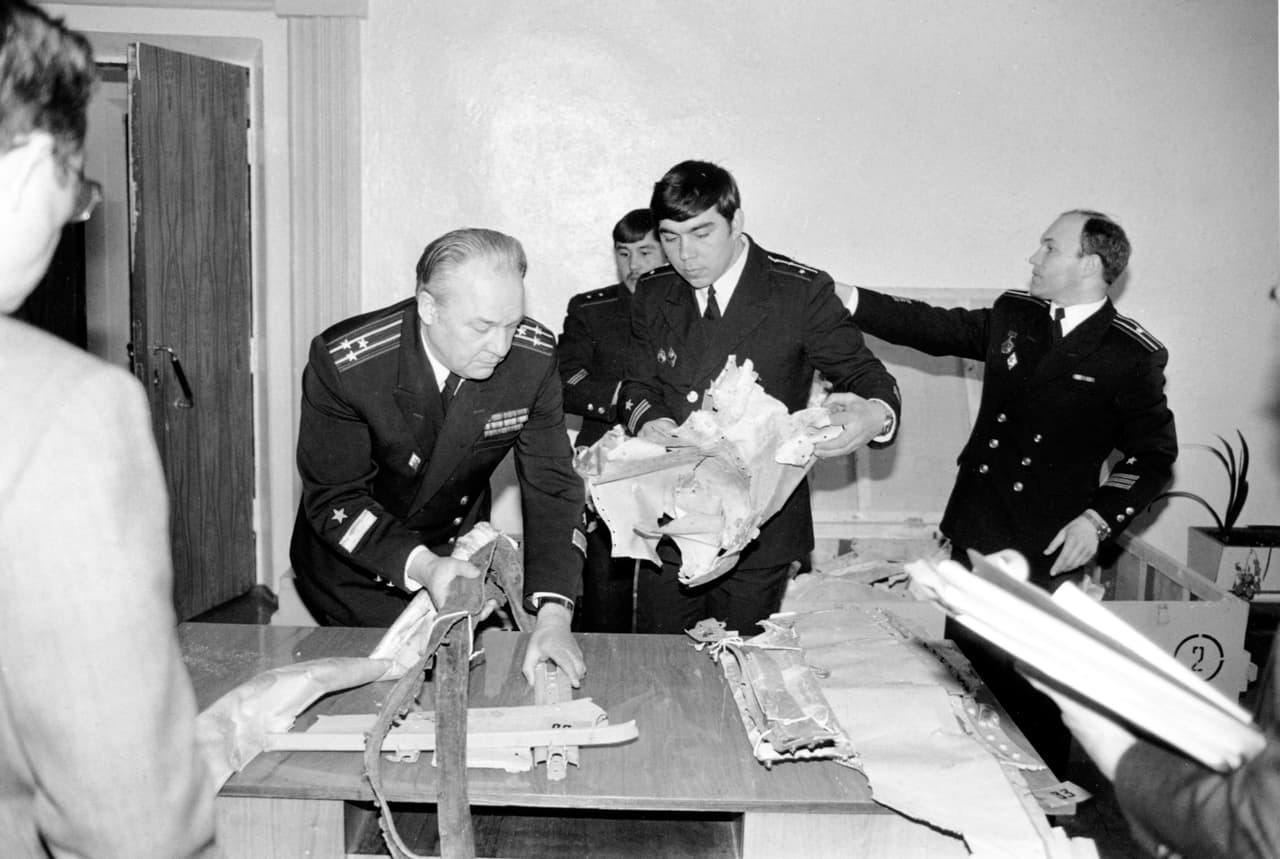 <b>Vuelo 007 de Korean Air Lines, derribado en territorio de la antigua Unión Soviética en septiembre de 1983.</b> Un caza Sukhoi Su-15 disparó al avión comercial cuando sobrevolaba el espacio aéreo soviético, en uno de los momentos más intensos de la Guerra Fría. En la fotografía, militares rusos examinan los restos de la aeronave derribada, que fueron entregados a una delegación conjunta de Estados Unidos y Japón.