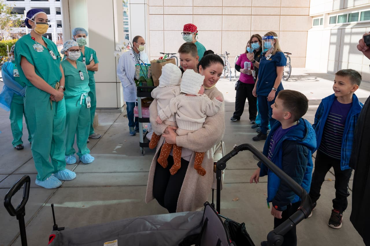 Las hermanas gemelas Abigail y Micaela Bachinskiy se van a su casa tras una cirugía para separarlas y varias semanas de recuperación en UC Davis Medical Center.