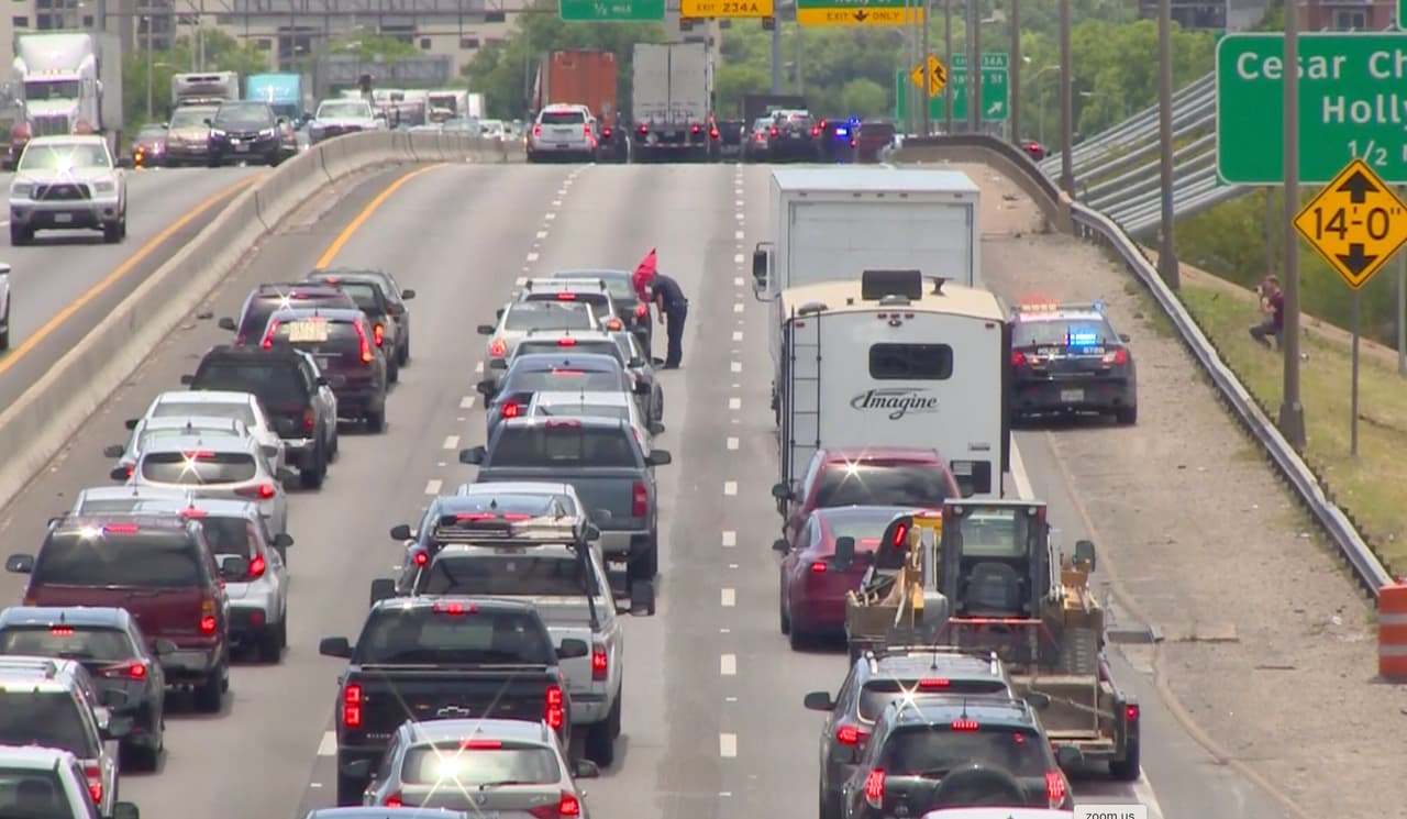 Realizan manifestación en caravana por la I-35 para exigir suspensión del pago de renta durante la pandemia