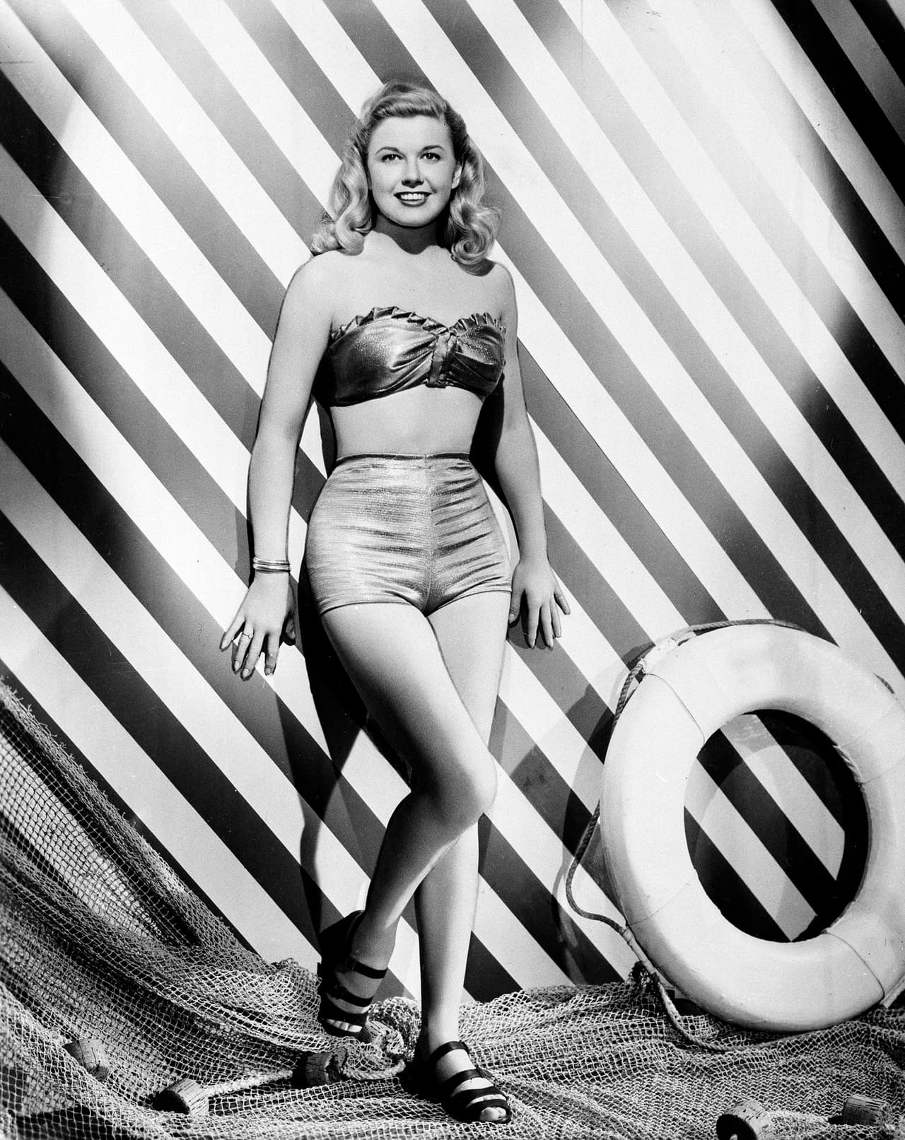 En 'Pillow Talk' (1959), su primera de tres películas con Rock Hudson, alcanzó con orgullo eso que calificó como "la contemporánea en mí". Y en su revelador libro de 1976, 'Doris Day: Her Own Story', habló de problemas de dinero y tres matrimonios fracasados que contrastaban con la imagen feliz publicitada de la actriz en Hollywood. En la imagen, Day en traje de baño, en 1948.