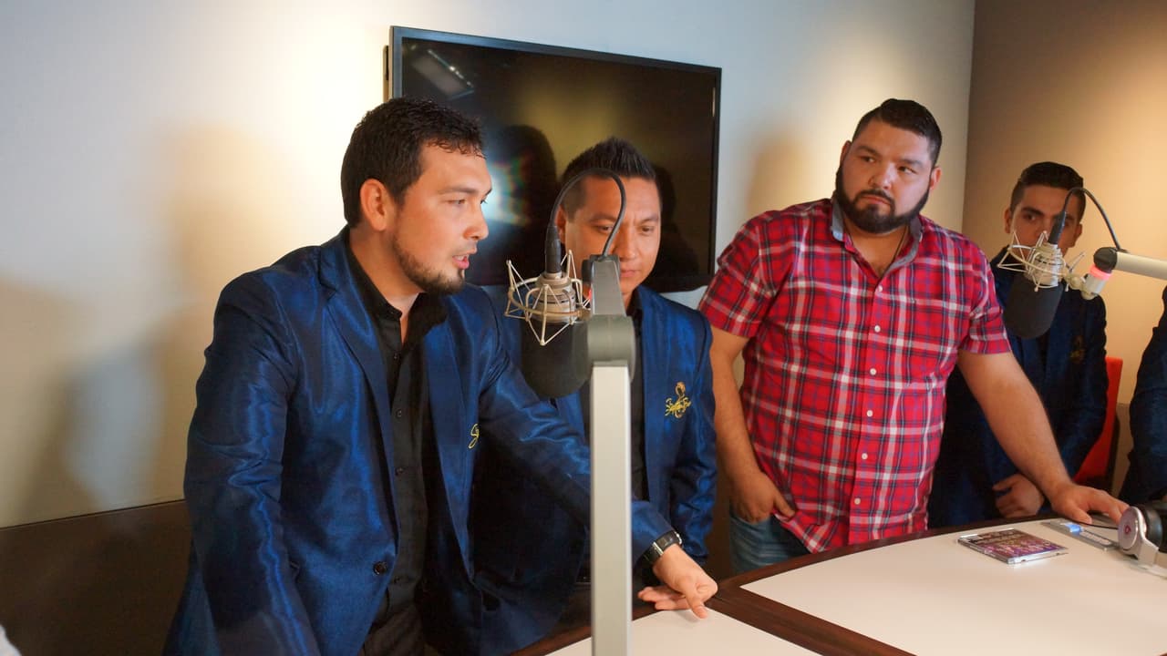 El vocalista Efraín Inzunza platico de su cancion, 'Se Defiende'.