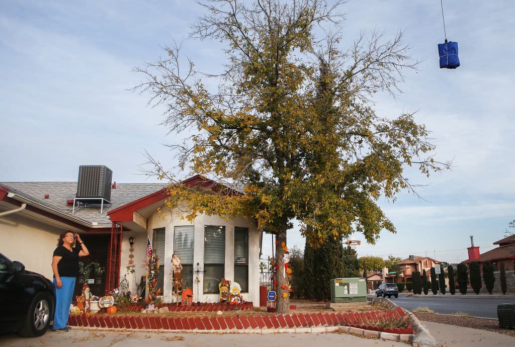 Un dron entrega un estuche de pruebas para detectar covid-19 a la casa de una habitante de El Paso, Texas. Las personas que vivan a 1.5 millas (2.4 kilómetros) del Walmart Supercenter en East El Paso pueden recibir uno de los paquetes gratuitos entregados por DroneUp, como parte de un programa piloto. El Paso se ha convertido en uno de los epicentros de la pandemia en Texas, con más de 35,000 contagios desde el inicio de la emergencia sanitaria. 
<br>
<br>
<br>