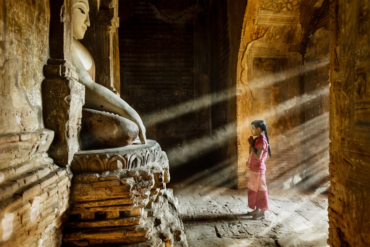 <b>Bagan, Myanmar.- </b>Tiempo de oración en un pequeño templo en la llanura de Bagan: 
<b>una niña se detiene en el camino a la escuela.</b> / Crédito: Stefano Pensotti, Italia. Ganador general del concurso / 
<a href="www.tpoty.com" target="_blank">Tpoty </a>