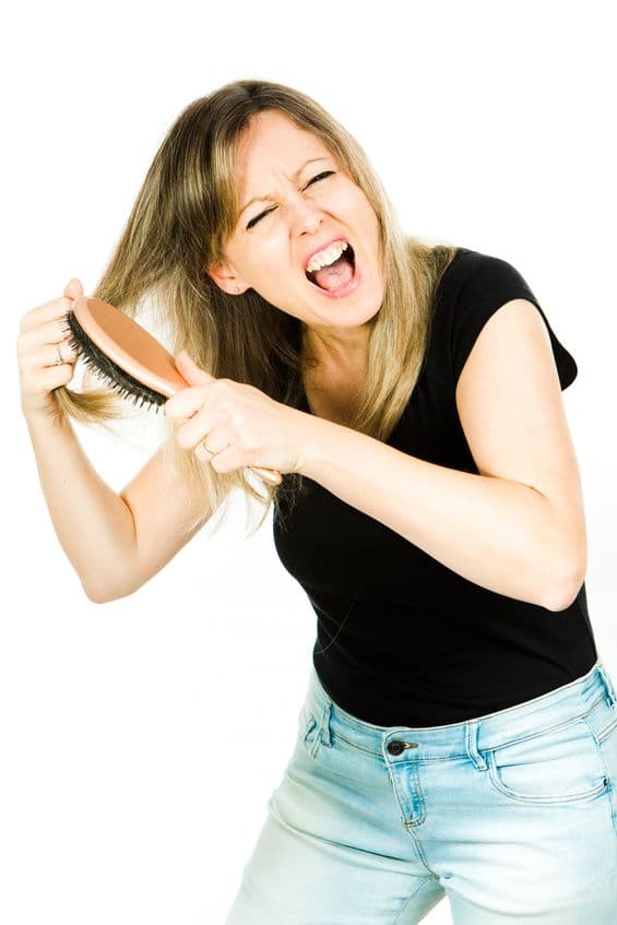 Realiza la limpieza al menos una vez a la semana o máximo cada 15 días; sólo debes considerar el método que emplearás dependiendo del material con el que esté fabricado el cepillo para no estropearlo.