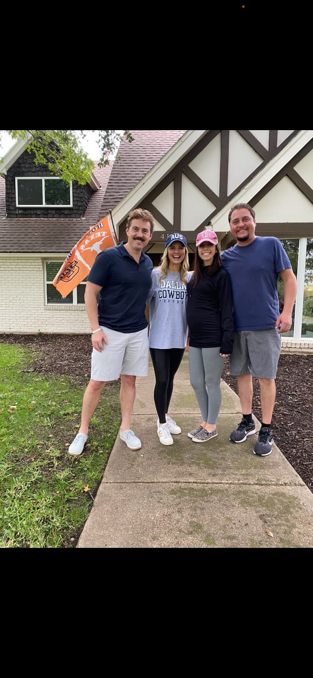 Las mujeres se reunieron para cenar en agosto de 2019 con sus maridos e inmediatamente formaron una amistad. "Sabía que íbamos a entrar en algo especial, pero no sabía que construiríamos una relación tan maravillosa", dijo Gray.
<br>