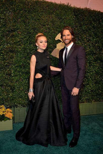 Sebastián Rulli y Angelique Boyer. Muchos aprovecharon para gritar su amor a los cuatro vientos. Así lo hicieron estas parejitas que no se despegaron en la alfombra verde de Latin GRAMMY.