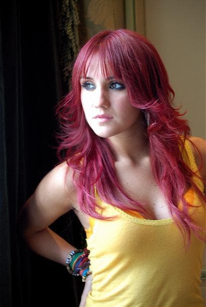 Dulce María comenzó su carrera desde que era una niña y en 'Clase 406' ya era muy conocida como actriz y cantante. Un año después se convirtió en 'Rebelde' y siguió su carrera en telenovelas como 'Verano de amor' y 'Corazón que miente'.