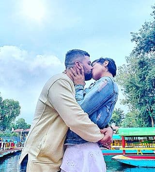 "Yo creo que también estamos un poquito acostumbrados a hacerlo juntos, desde el 2007 prácticamente trabajamos juntos, entonces lo complicado es en la casa", dijo a la revista.
<br>