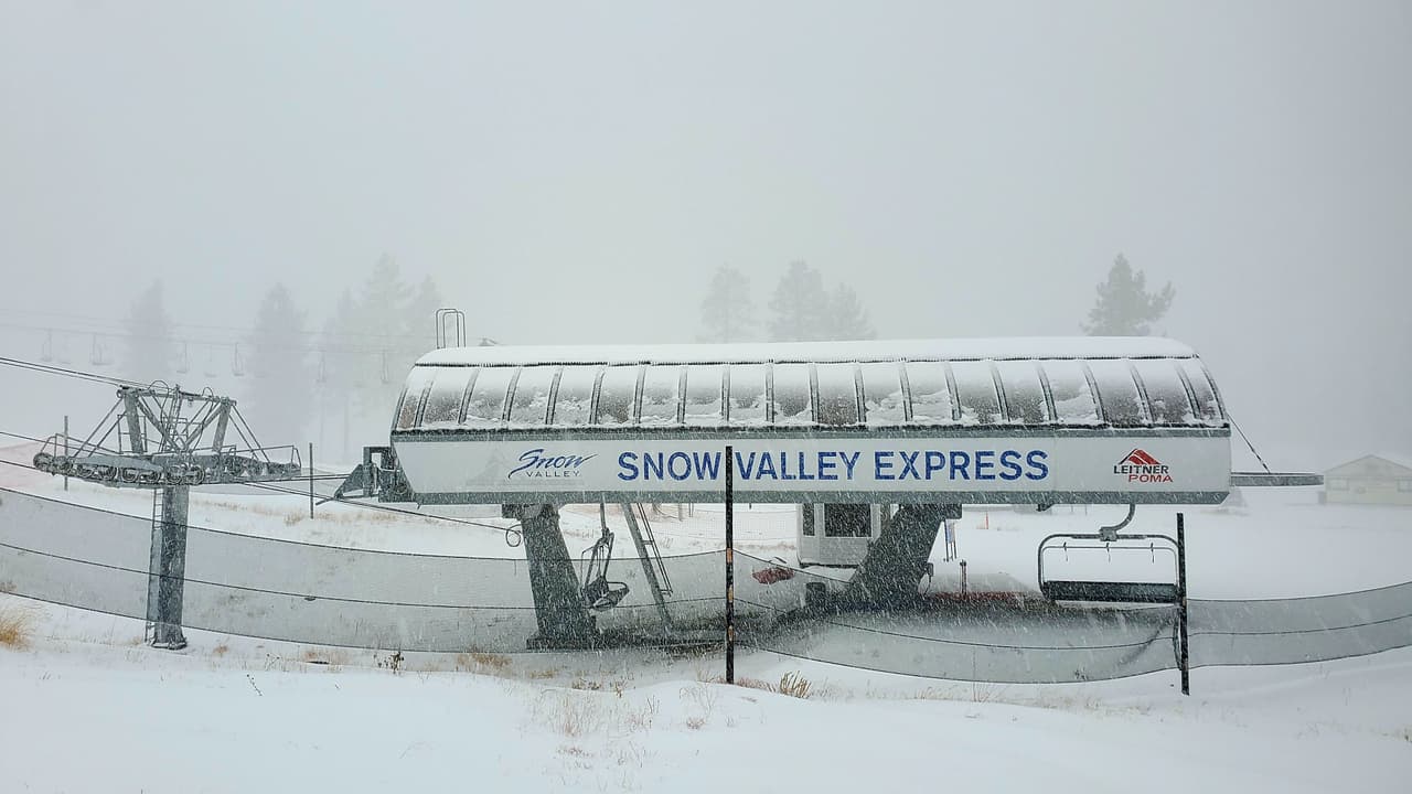 No, no se trata de una postal de navidad. Estas son las condiciones en Snow Valley Mountain Resort durante el miércoles 20 de noviembre, tras la
<a href="https://www.univision.com/local/los-angeles-kmex/la-primera-tormenta-invernal-en-el-sur-de-california-deja-lluvias-granizo-y-caos-vial">primera tormenta invernal </a>en el sur de California.