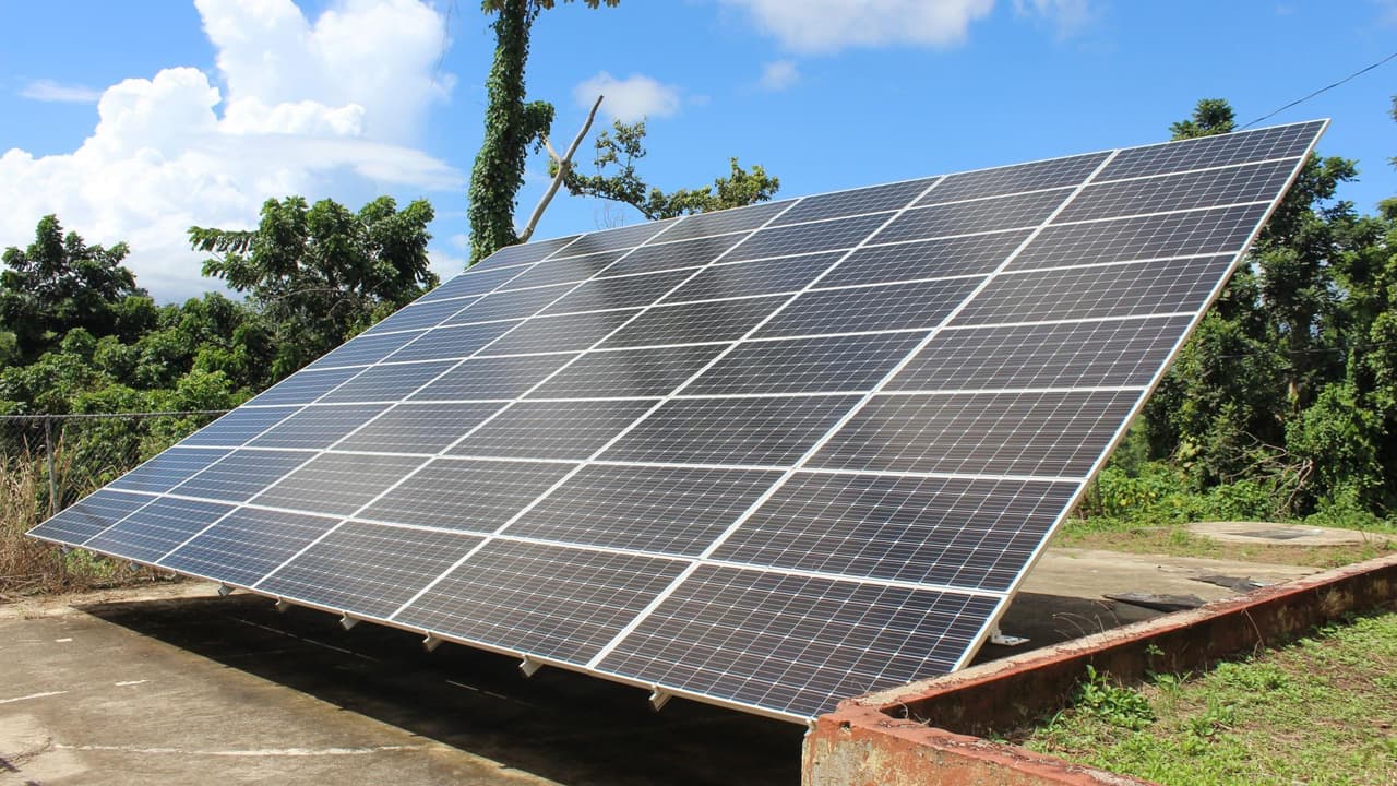 Libre bajo fianza el dueño de una empresa de placas solares: lo acusan de fraude por más de 130 mil dólares