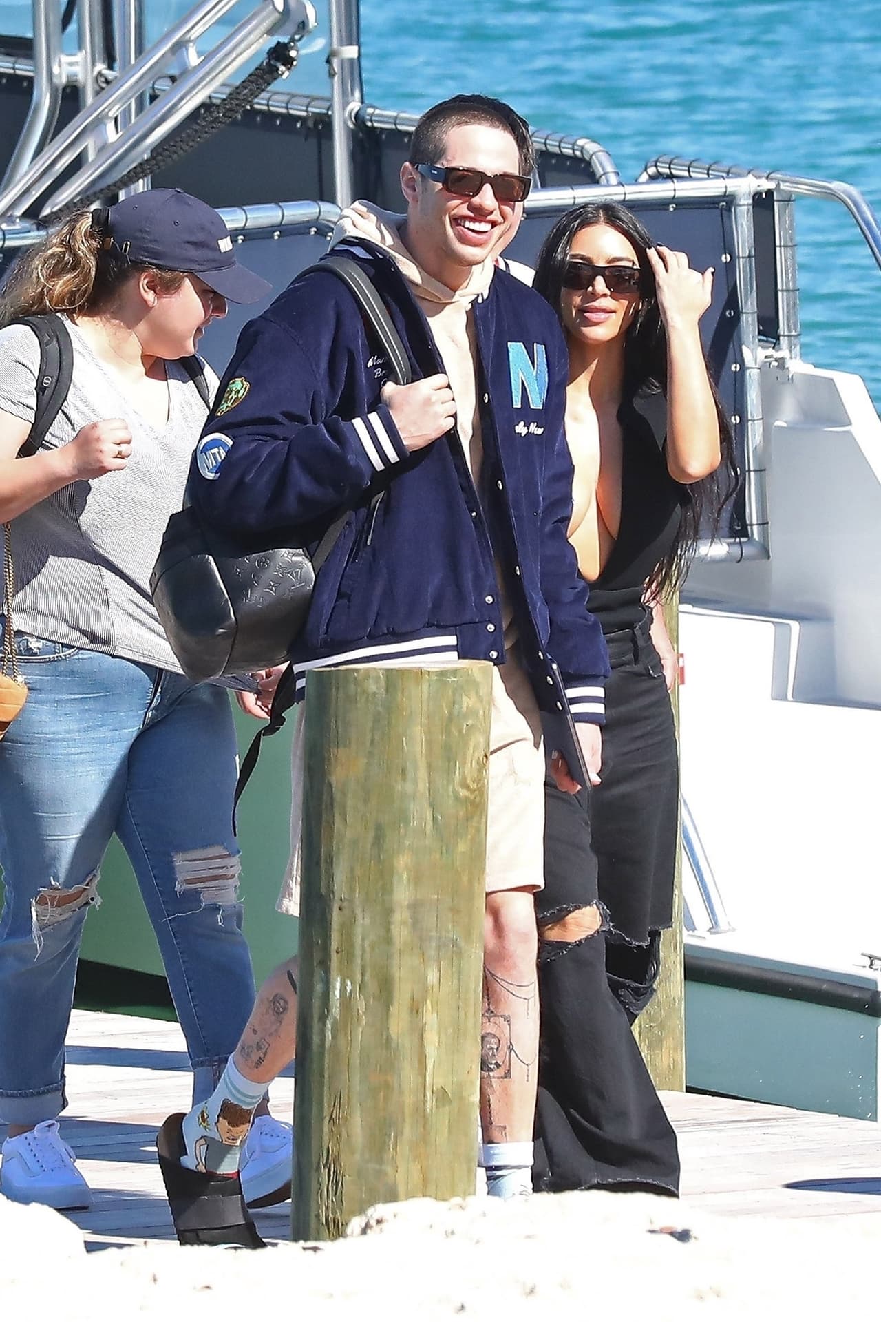 La pareja oficializó el romance en marzo pasado a través de Instagram luego de que Kim Kardashian publicó una serie de fotos románticas con Pete Davidson.
<br>