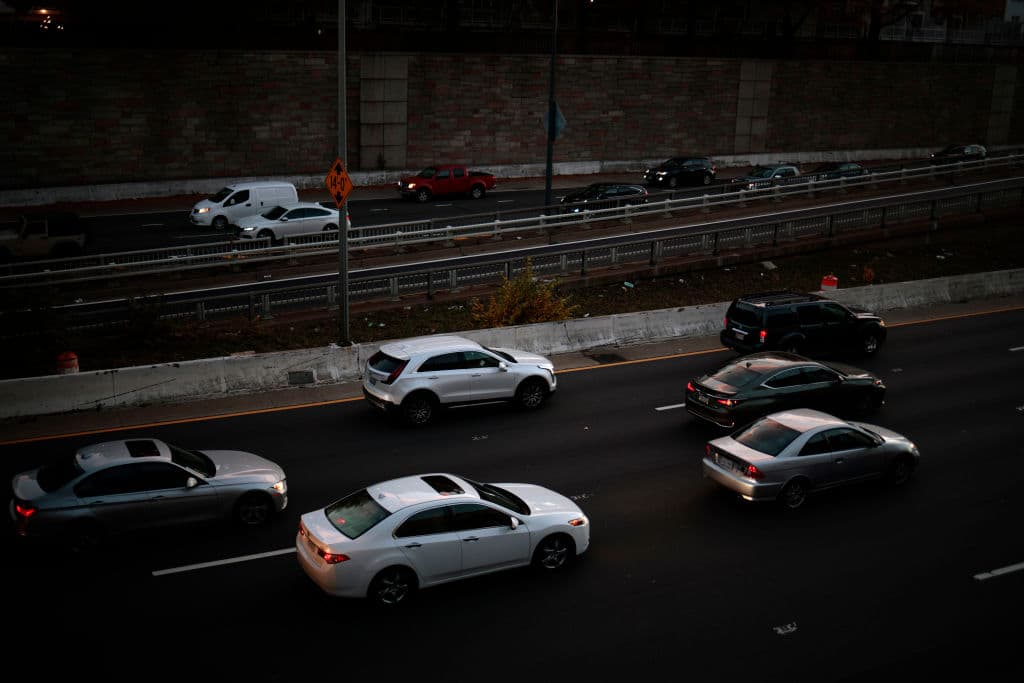Maneja con precaución. ¿Sabías que la gasolina de tu vehículo rinde más cuando
<b> no aceleras rápido o utilizas en exceso los frenos</b>? Si viajas en carretera es mucho mejor emplear el control automático, utiliza menos combustible.