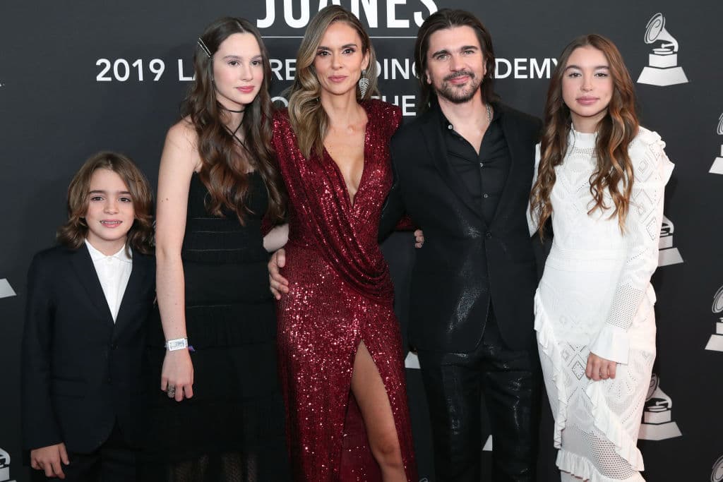 Él llegó acompañado de su familia, con su esposa Karen Martínez y sus hijos, Luna, Paloma y Dante.