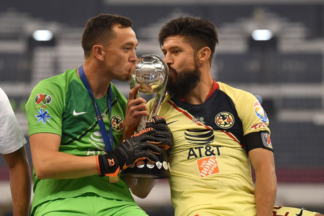 Agustín Marchesín y Oribe Peralta festejan el título con América.