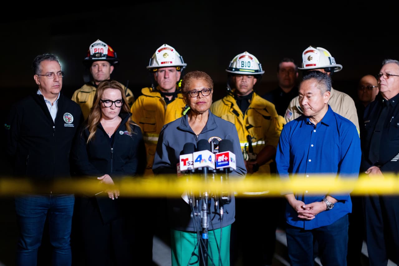 La alcaldesa de Los Ángeles, Karen Bass, habla durante una conferencia de prensa en el lugar del accidente de un helicóptero en Chatsworth, un barrio de Los Ángeles, el martes 15 de septiembre de 2026.