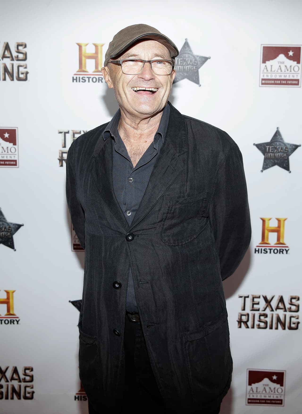 Con su voz de tenor lírico, Phil Collins atrapó el corazón de muchos fanáticos alrededor del mundo: tanto fue su éxito que vendió más de 100 millones de álbumes.