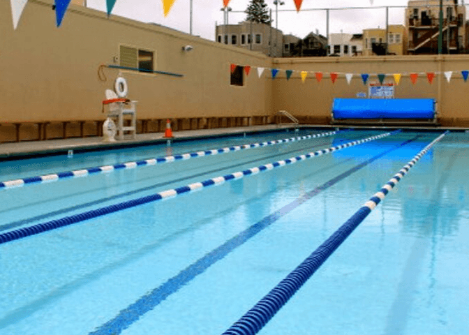 La piscina de la 
<a href="https://sfrecpark.org/destination/mission-playground/mission-community-pool/" target="_blank">Misión</a> cuenta con 4.565 pies cuadrados y fue construida en 1916. Está ubicada en la cuadra 101 entre las calles Linda y Valencia en el Distrito de la Misión. Es la única piscina al aire libre operada por la ciudad en San Francisco.