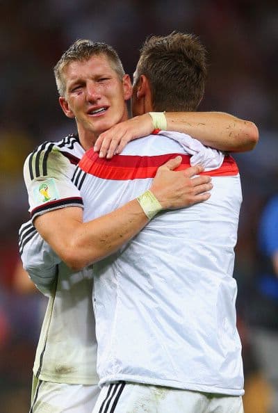 Al sonar el silbatazo final, así celebraron los alemanes Bastian Schweinsteiger y Miroslav Klose.