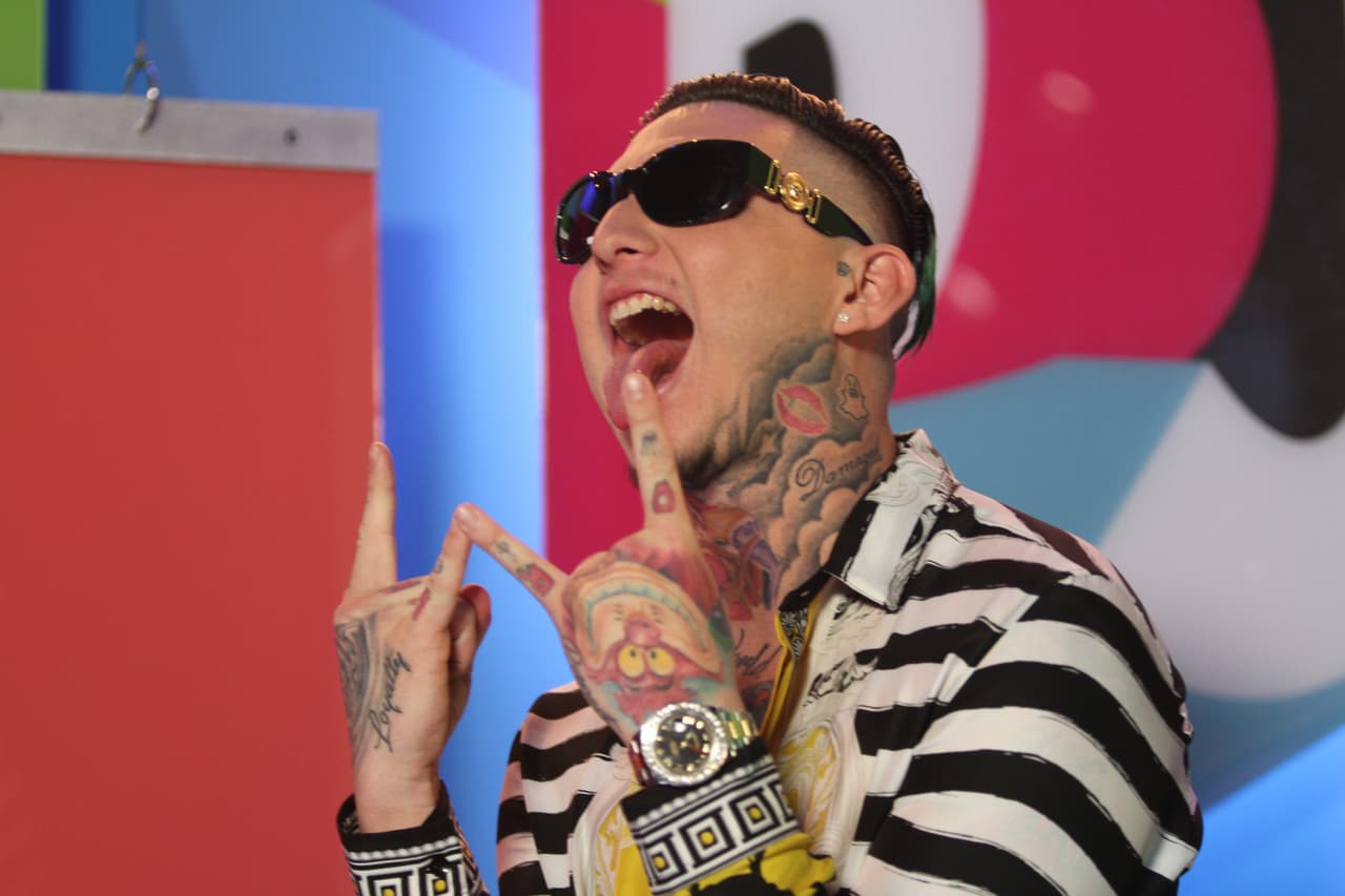 El reggaetonero Lary Over deslumbró así en su paso por la alfombra de Premios Juventud.