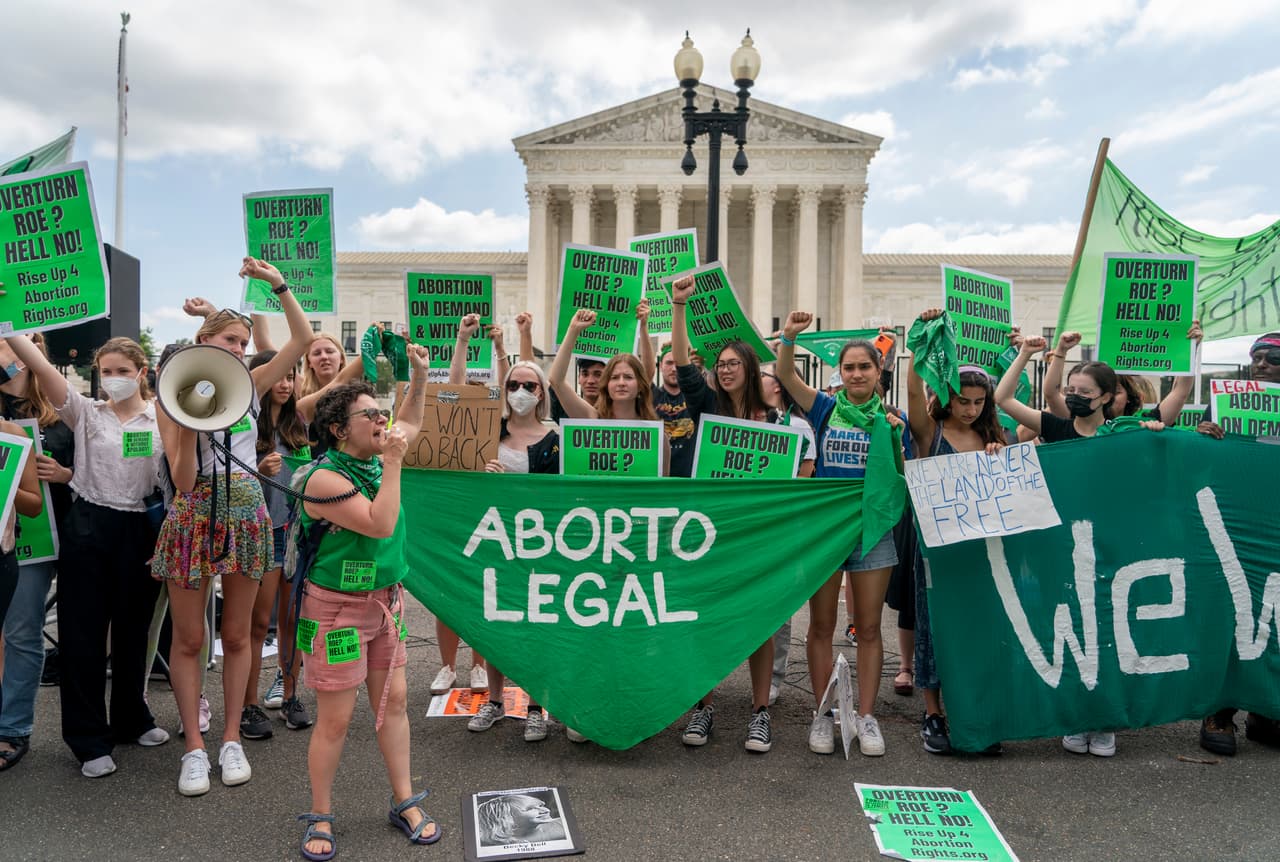 Manifestantes por el derecho al aborto se reagruparon y protestaron tras la decisión de la Corte Suprema de revocar Roe v. Wade. El presidente Biden pidió este viernes a los votantes elegir un Senado de mayoría demócrata en noviembre para que legisle a favor de la restitución del derecho federal al aborto.