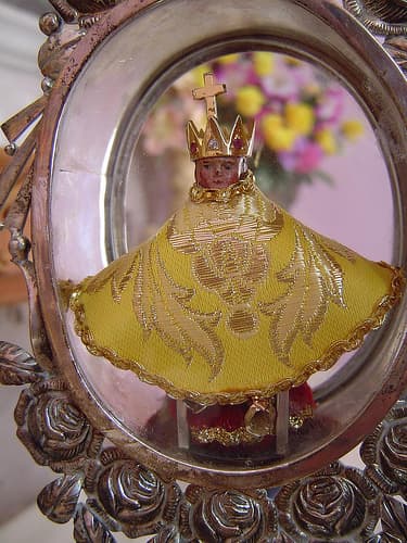 <b>SANTO NIÑO DEL CACAHUATITO</b>
<br>En el pequeño poblado de Mezquitic de la Magdalena en Jalisco, México, existe una linda historia del "santo más pequeño" del país, esta figurita que emula un diminuto niño Jesús hecha de madera y que tiene su propio y pequeño santuario en la comunidad.