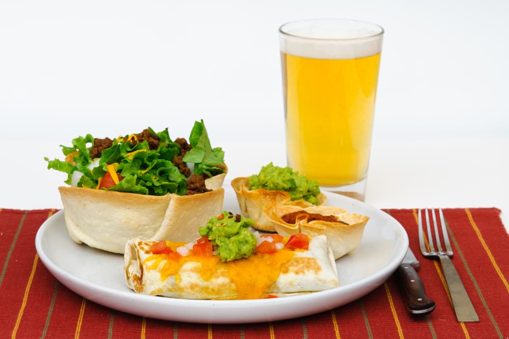 Si tienes una receta más fuerte en las que la acidez predomina las bebidas lager son las más recomendadas, mientras que las de cuerpo medio y ligeras serán buena compañía para las ensaladas por ejemplo.