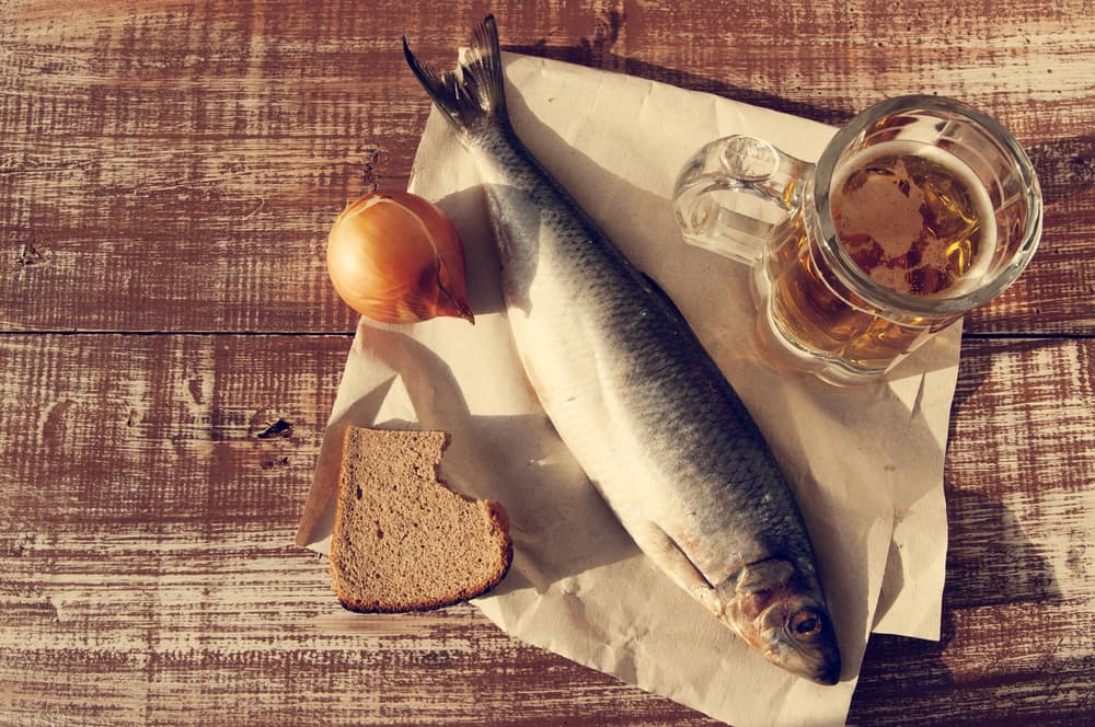 Deja ya un lado el maridar con vino, limón o una mezcla de estos ingredientes. Para empezar puedes hacerlo con el pescado.