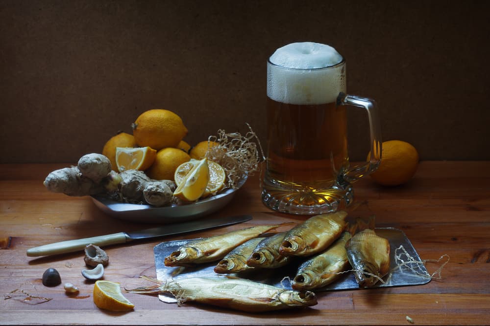 Ahora bien, para el pescado azul que es graso puedes hacer un maridaje con cualquier cerveza ya se lager o Pilsen.