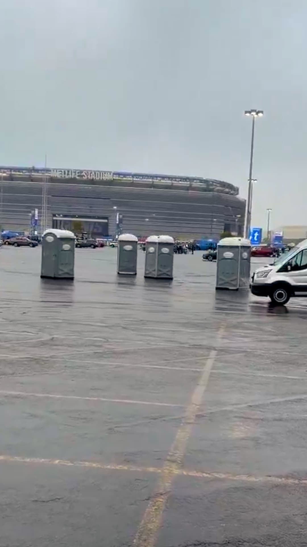 Tormenta nor’easter arrastra los baños portátiles en un estadio