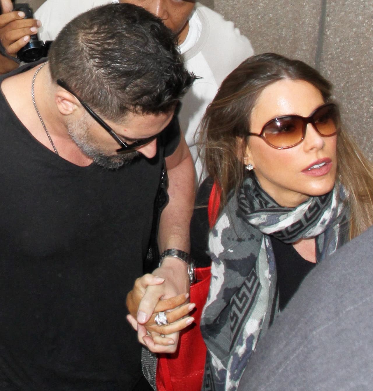 La estrella de televisión no soltaba a su esposo.