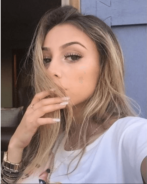 Una de las cosas que más destacan son sus hermosos y enormes ojos verdes.