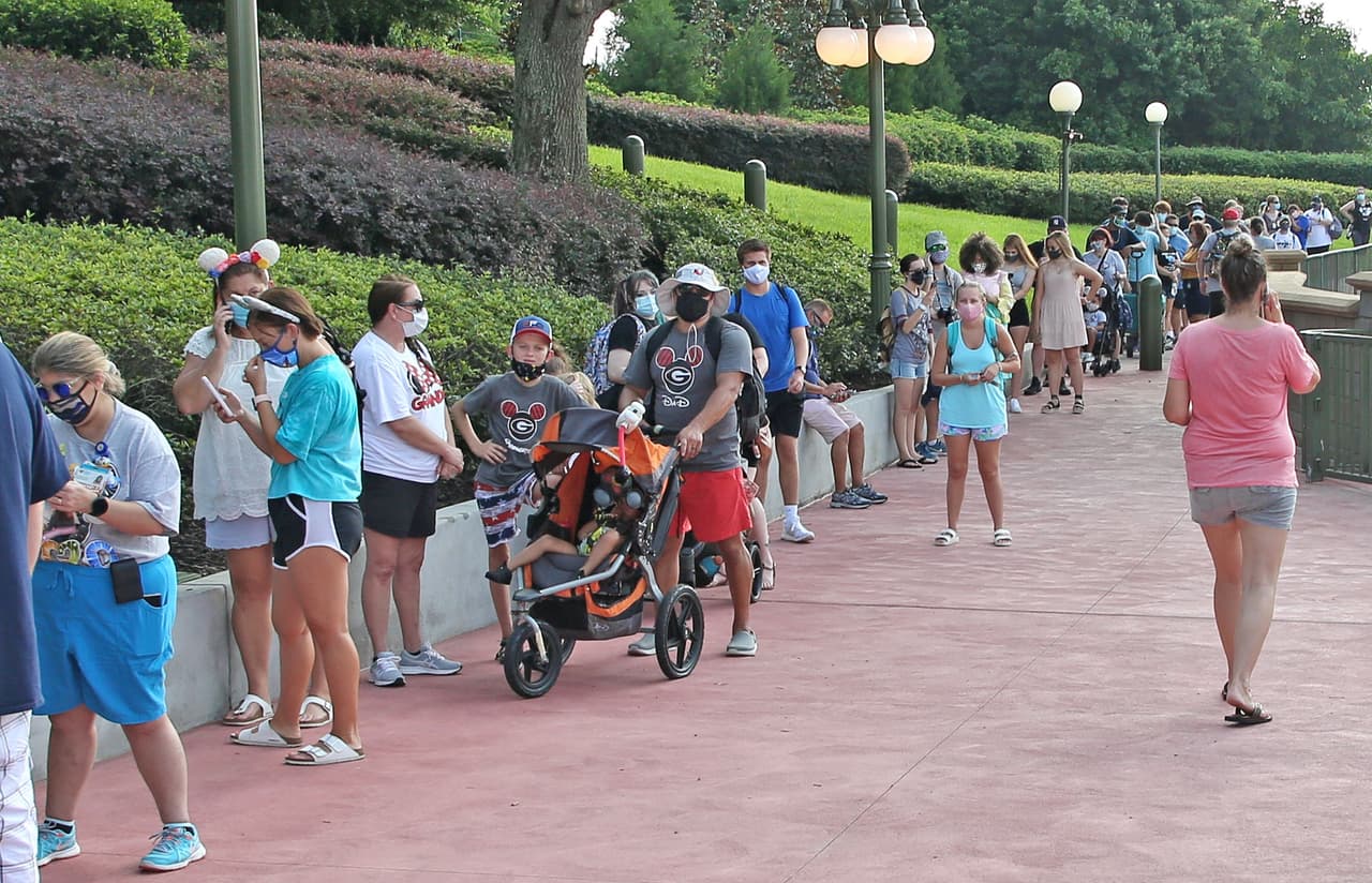 Disney reabrió sus instalaciones en Florida a pesar de que más de 19,000 personas firmaron una petición en la plataforma MoveOn.org para "no abrir los parques hasta que sea seguro", ya que "el virus no ha desaparecido en Florida y la situación ha empeorado". En la foto la fila para recoger los tiquetes de entrada al parque Magic Kingdom en la mañana del 11 de julio.