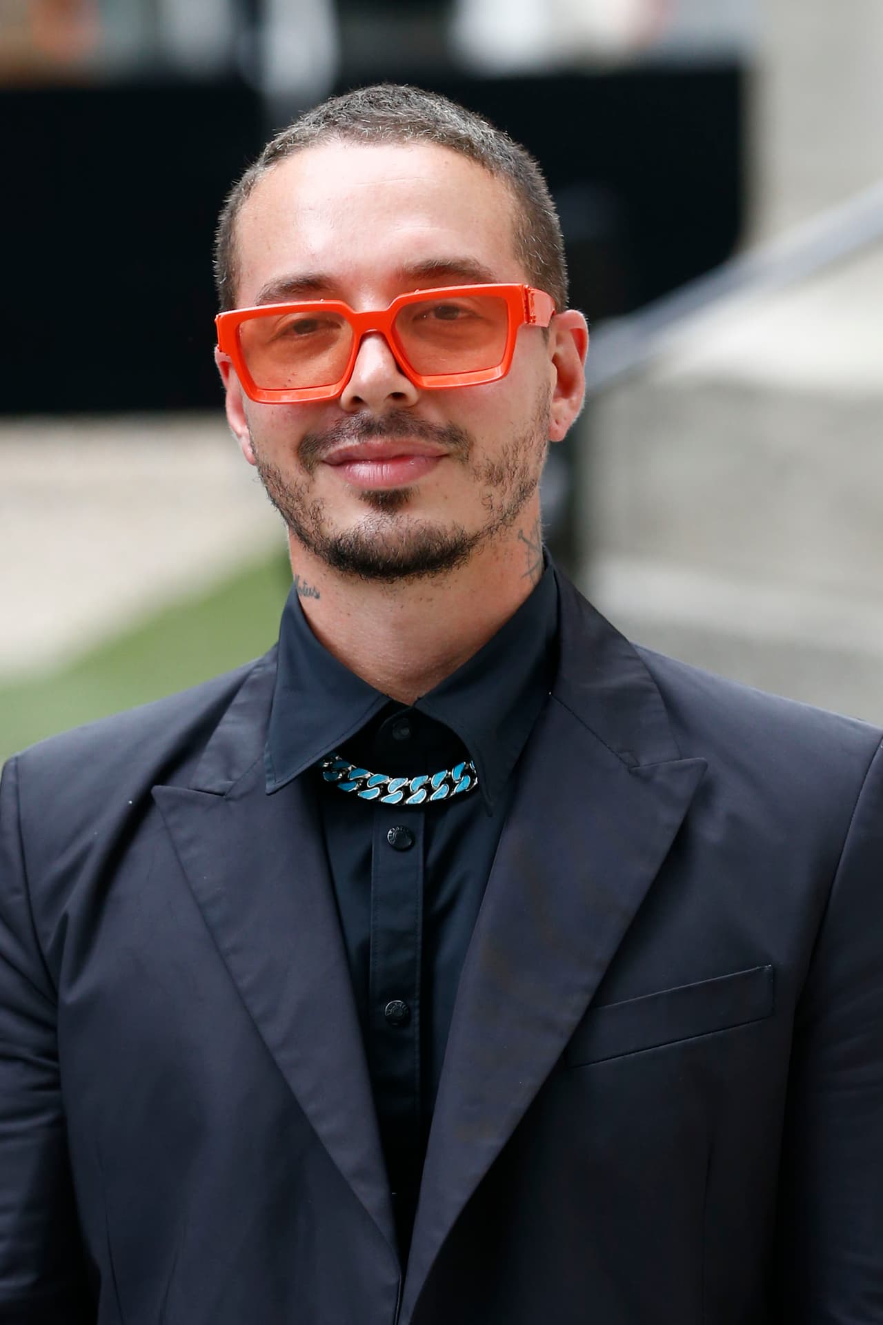 J Balvin, por su parte, señaló que este álbum "se ha convertido en un oasis personal" y explicó que uno de sus objetivos es "celebrar nuestra cultura". Destacó que los temas de este disco lo transportan "a casa, a nuestro propio pequeño paraíso musical". Finalmente se dijo "orgulloso de decir: 'Yo amo a Bad Bunny'", con quien disfrutó mucho trabajar: "siempre parece que estamos en la misma onda, ya que a él le gusta lo que a mí me gusta".