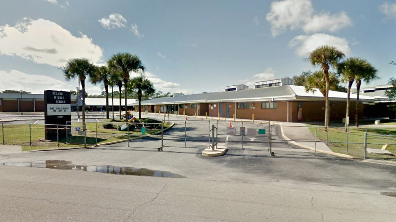 Detienen a dos estudiantes por fingir una amenaza de bomba en una escuela de Florida