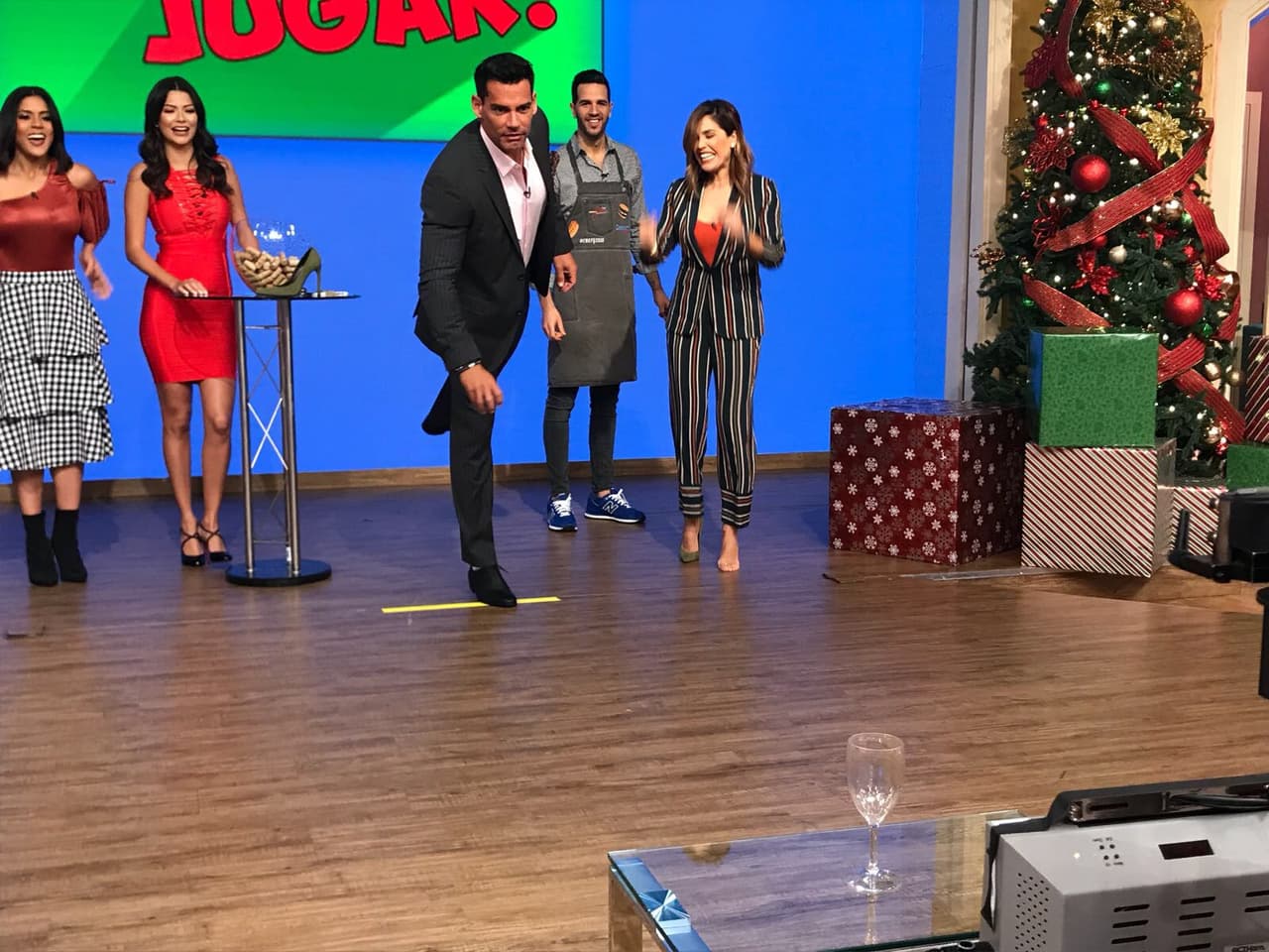 Cristián estaba listo para mostrar su puntería, pues en caso de perder tenía que quitarse una prenda.