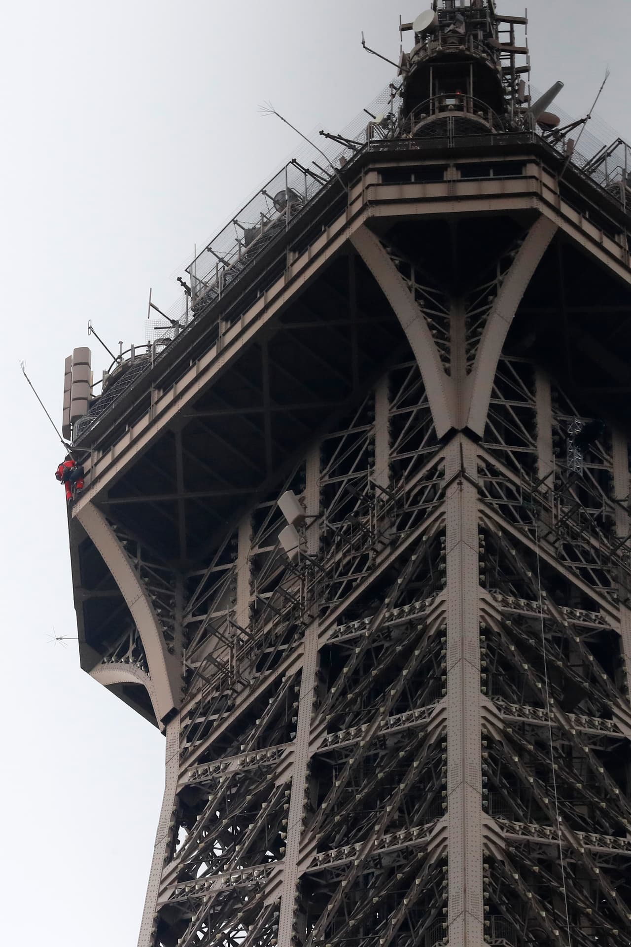 No es la primera vez que alguien se aventura a escalar la torre Eiffel. En 2015, el aventurero británico James Kingston subió la torre sin sogas y sin autorización, evadiendo las cámaras de seguridad.
<br>