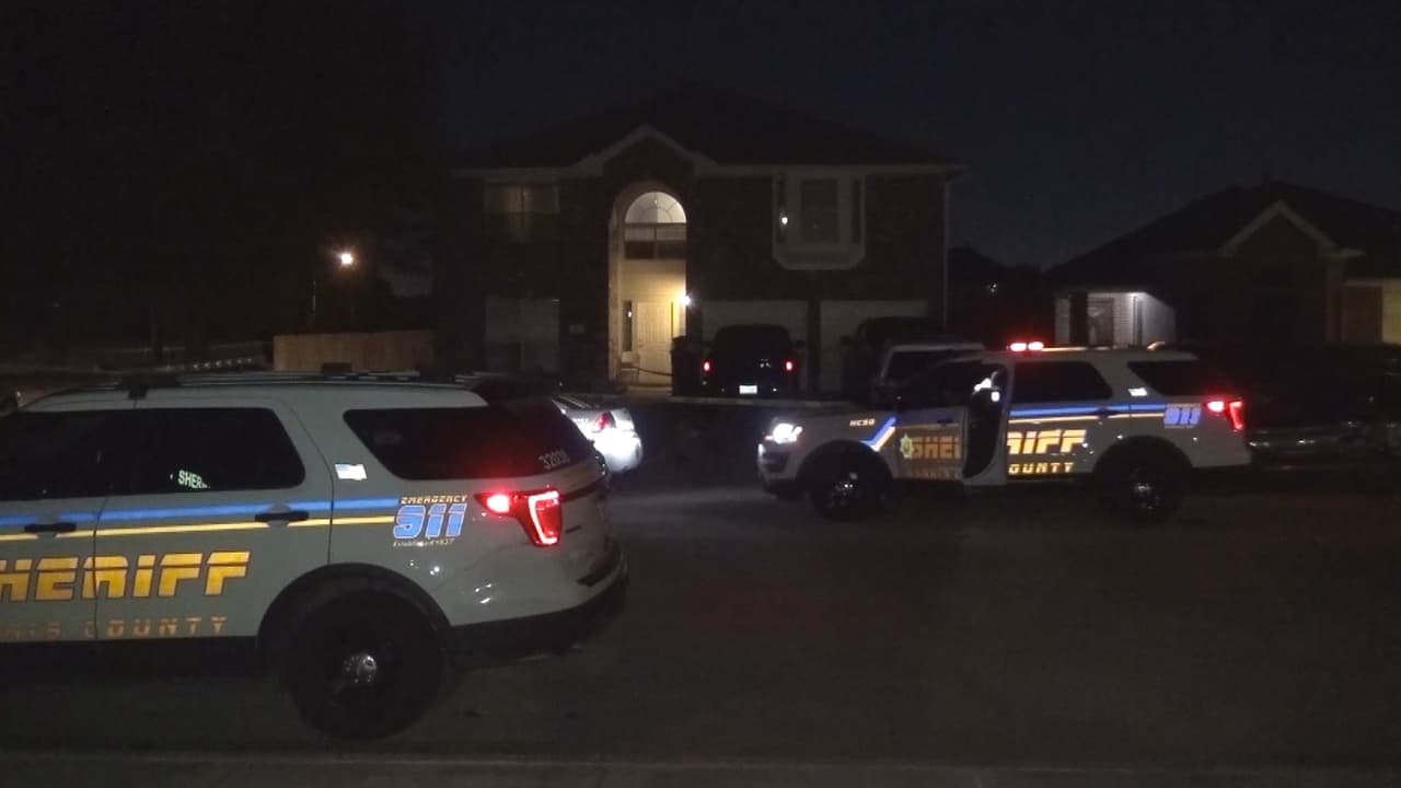 Arrestan a un hombre acusado de apuñalar a su madre, padre y hermana durante una pelea en Houston