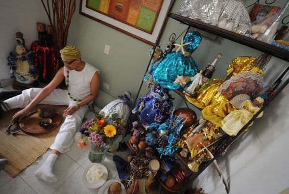 Getty constata que un Babalawo, sacerdote de la religión Yoruba, se preparaba antes de una consulta en Caracas, el 12 de septiembre de 2010. ¿Para quién y por qué?