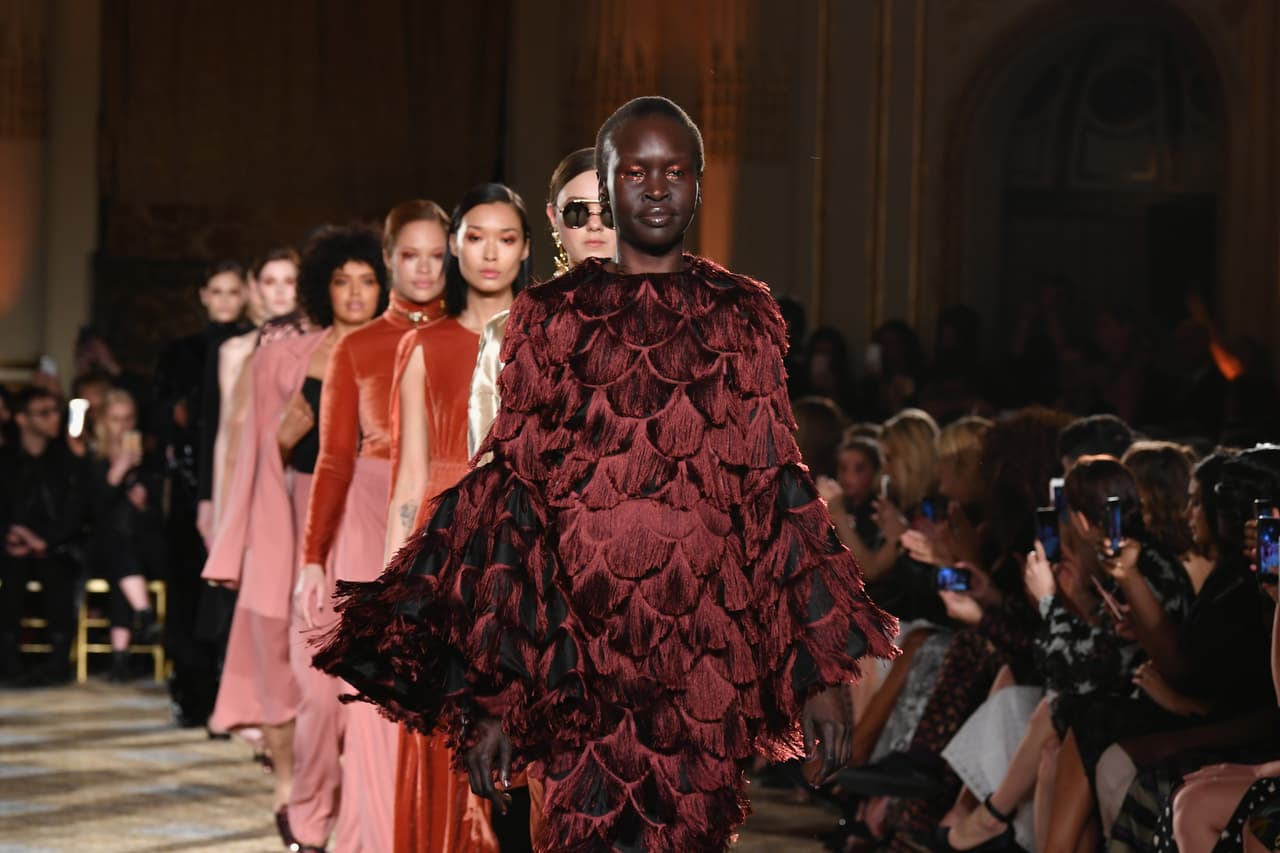 El desfile de Siriano estuvo marcado por la diversidad de razas, tallas y siluetas.