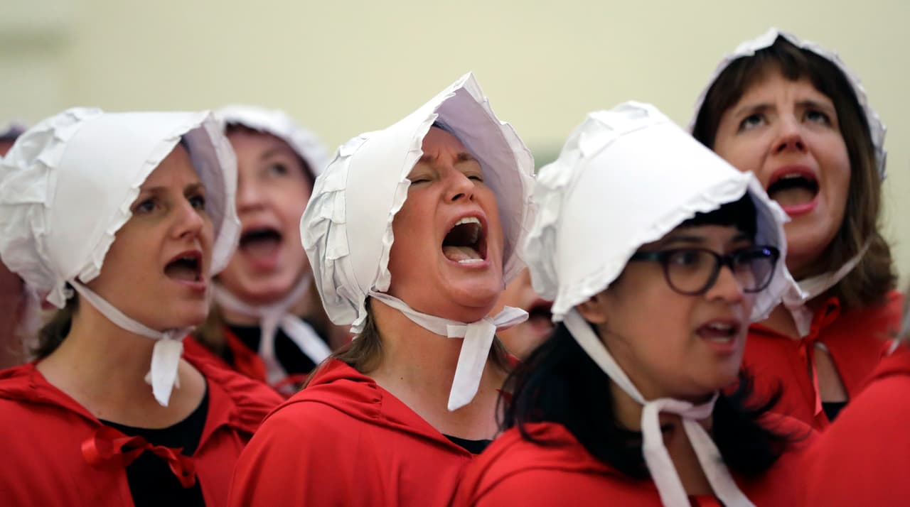 ¿Son las capas rojas y los sombreros blancos de estas activistas los nuevos
<i>pussyhats</i>? Nos referimos a los populares
<a href="http://www.univision.com/estilo-de-vida/trending/gorros-con-orejas-de-gato-tejidos-a-mano-en-lana-rosa-un-simbolo-de-la-marcha-de-mujeres-o-una-frivolidad">gorros color rosa</a> que eran todo un
<i>fashion statement</i> y predominaron durante la marcha de las mujeres en enero, en el primer día del gobierno de Trump.