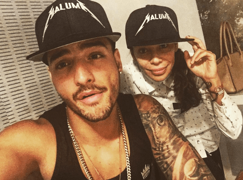 Resulta que el cantante publicó una foto con ella en su Instagram y le escribió: "Ya quisieran tener una tía así de mamasita".