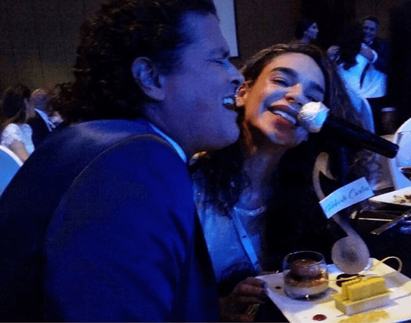 Pero no todo es trabajo con esta mujer, ya que también sabe de diversión. ¿Qué te parece esta foto en la que canta como una profesional.