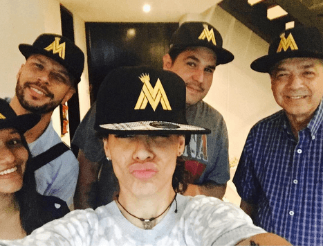 ¡Qué tal! Toda la familia trabaja en equipo para apoyar los sueños del artista.