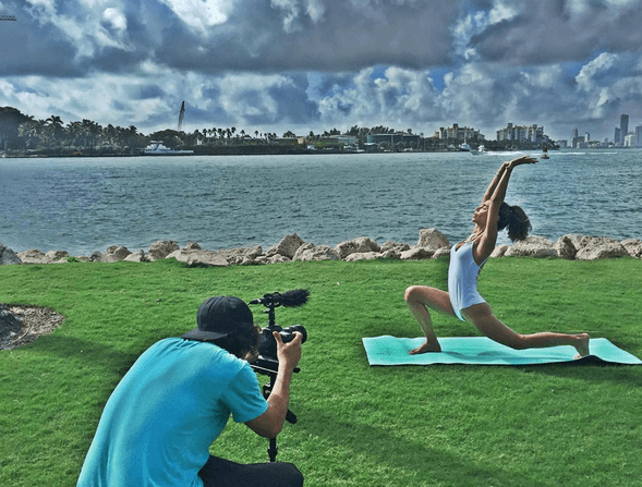 La verdad es que al verla si te inspira a querer llevar una vida mejor, ya que tiene facilidad para proyectar que la buena vida puede ser también muy sana.