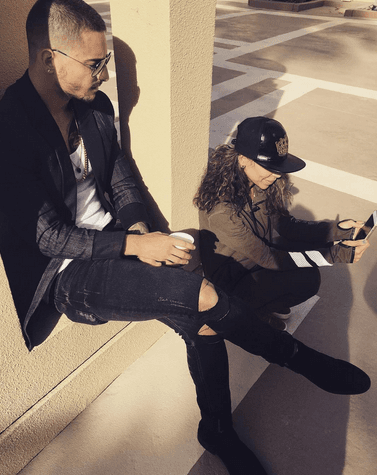 Aunque Maluma defiende su relación familiar con su tía, los chismes han crecido como la espuma.